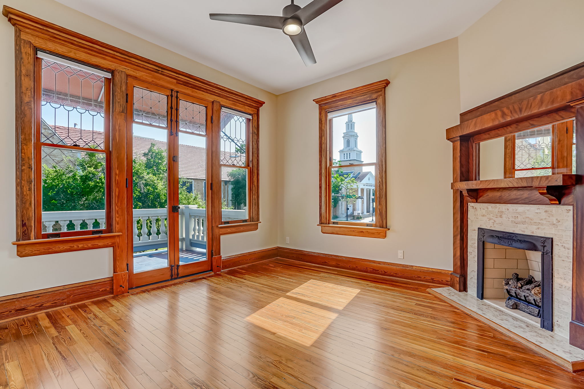 Good lighting in main room