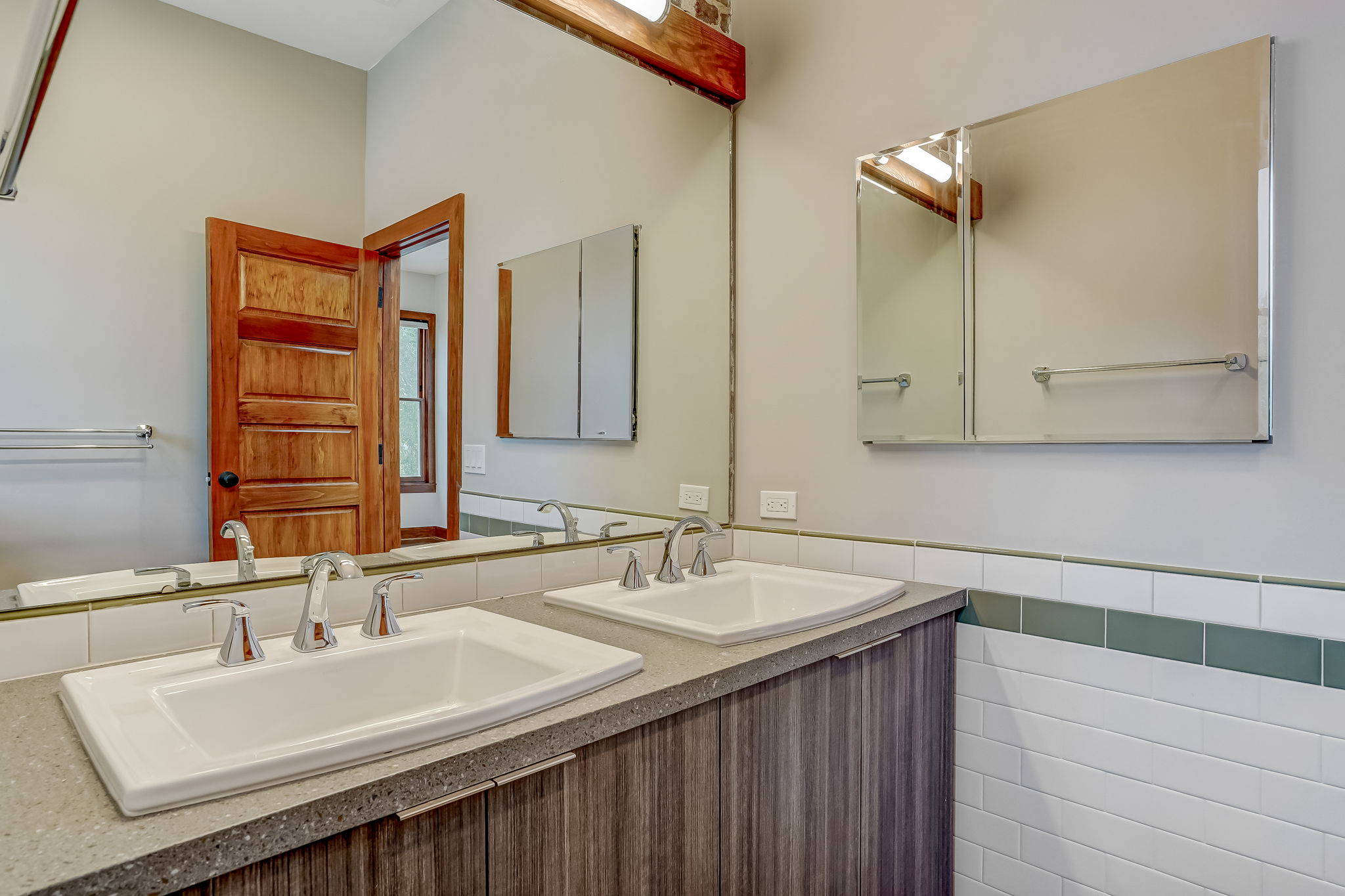 Bathroom dual sinks